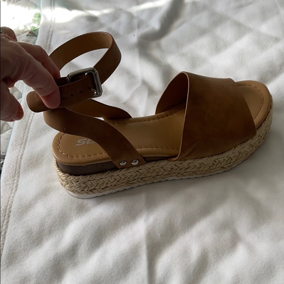 Tan sandals - Picture 2 of 4